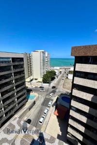 uitzicht op een stad met gebouwen en de oceaan bij Apartamento Maceió Praia in Maceió