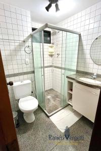 een badkamer met toilet en glazen douche bij Apartamento Maceió Praia in Maceió