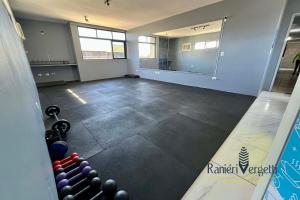 een lege kamer met een gymzaal met ballen op de vloer bij Apartamento Maceió Praia in Maceió