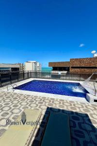 een zwembad bovenop een gebouw bij Apartamento Maceió Praia in Maceió