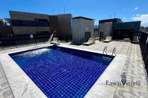 een groot zwembad bovenop een gebouw bij Apartamento Maceió Praia in Maceió +10 foto's