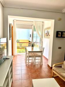 a kitchen and dining room with a table and chairs at Apartamento a pie de playa en El Portil in El Portil