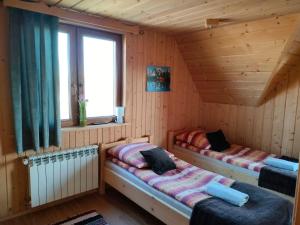 Łóżko lub łóżka w pokoju w obiekcie Domek na Bachledówce