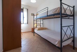 1 dormitorio con 2 literas en una habitación en Elena House, en Alghero