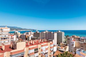Una ciudad con edificios y el océano al fondo. en Plazamar 039, en Torre del Mar