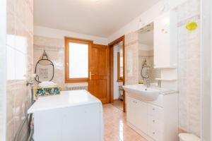 a bathroom with two sinks and a mirror at Casa Col di Frena in Falcade