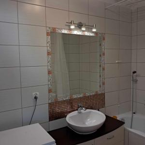 un bagno con un lavandino, uno specchio e una vasca di Apartament Julia 1-2 os Warszawska 28 Centrum a Kielce