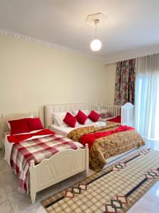 Postel nebo postele na pokoji v ubytování The Red Oasis - Luxury Villa