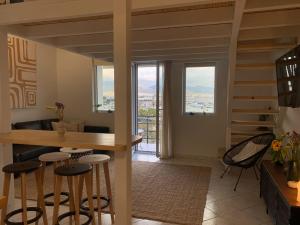 Predel za sedenje v nastanitvi Zefi's Loft - Sea View in Piraeus