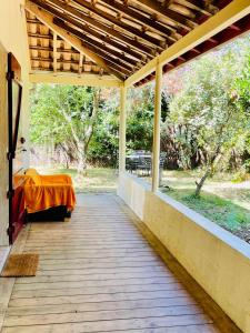 En balkon eller terrasse på Charmante maison authentique, proche bassin