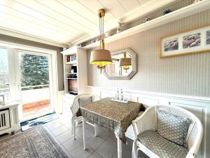 una sala da pranzo con tavolo e sedie di Berliner Ring - Whg 26 a Wyk auf Föhr