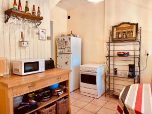 Køkken eller tekøkken på Charmante maison authentique, proche bassin