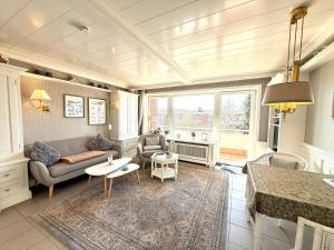 un soggiorno con un divano e un tavolo di Berliner Ring - Whg 26 a Wyk auf Föhr