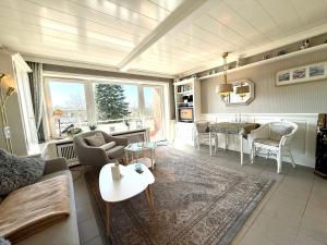 un soggiorno con un divano e un tavolo di Berliner Ring - Whg 26 a Wyk auf Föhr