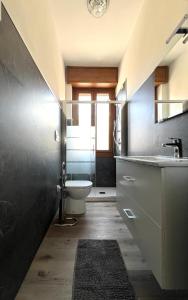 un baño con lavabo e inodoro en Il Ritrovo Bis, en Bérgamo
