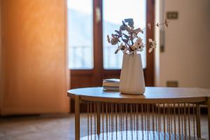 a vase of flowers sitting on a table at Appartamento Bellavista - Lake Como View - near the beach in Cremia