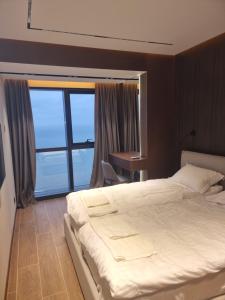 Postel nebo postele na pokoji v ubytování Premium apartment in Porta Batumi Tower