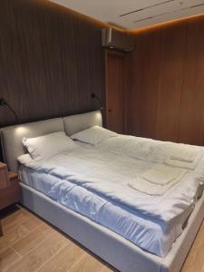 Postel nebo postele na pokoji v ubytování Premium apartment in Porta Batumi Tower