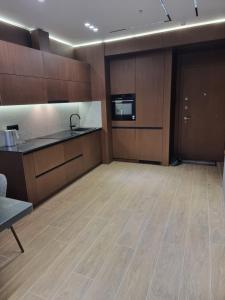 Kuchyň nebo kuchyňský kout v ubytování Premium apartment in Porta Batumi Tower