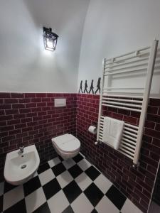Koupelna v ubytování Le Segrete del pozzo 80's Room
