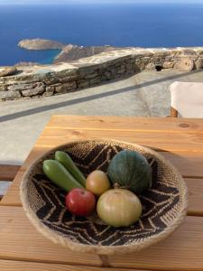 eine Schüssel mit Obst und Gemüse auf einem Tisch in der Unterkunft Sea View Stonehouse in Batsi