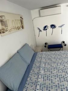 a bedroom with a bed with a blue comforter at La casa de Elisabeth in Nerja