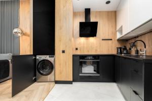O bucătărie sau chicinetă la MARGI Zen Apartament SUPER COSY, POOL, SAUNA