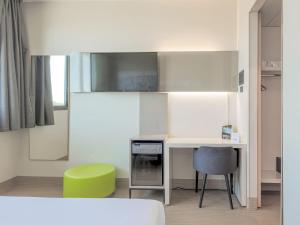 Telewizja i/lub zestaw kina domowego w obiekcie B&B HOTEL Bologna