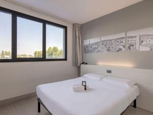 Łóżko lub łóżka w pokoju w obiekcie B&B HOTEL Bologna
