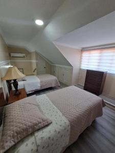 Ένα ή περισσότερα κρεβάτια σε δωμάτιο στο Hermosa casa de lujo en Condiminio Montibello Zona Av Pirai 4to anillo +29 φωτογραφίες