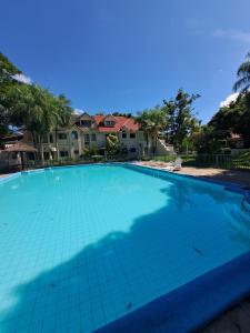 Πισίνα στο ή κοντά στο Hermosa casa de lujo en Condiminio Montibello Zona Av Pirai 4to anillo