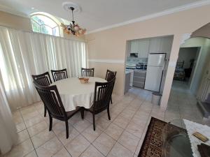 Η κουζίνα ή μικρή κουζίνα στο Hermosa casa de lujo en Condiminio Montibello Zona Av Pirai 4to anillo