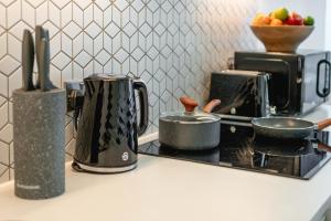 Kew BridgeにあるChiswick Parkside Apartments by Sleepy Lodge Londonのキッチン(コーヒーポット、トースター付)