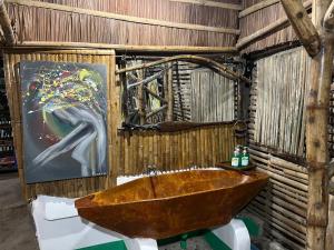 公主港Bamboo Nest Beachfront Floating Tent的浴室设有木墙和木浴缸