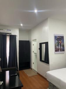 Un pat sau paturi într-o cameră la PEPE Suites