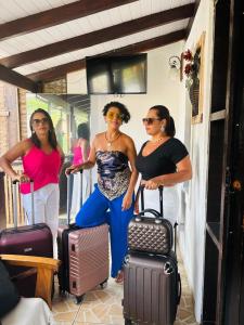 伊利亚贝拉Casa delas Ilhabela的一群妇女带着行李站着