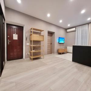 una stanza vuota con una libreria e una porta di ApartPoltava Premium Relax двокімнатні апартаменти з ДЖАКУЗІ a Poltava
