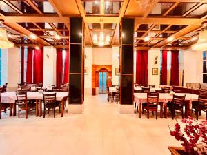 Veitingastaður eða matsölustaður á Hotel Outtown Manali - #near mall road #premium rooms #parking #lift #open terrace #cafe #guest preferred