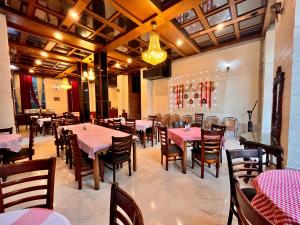 Veitingastaður eða matsölustaður á Hotel Outtown Manali - #near mall road #premium rooms #parking #lift #open terrace #cafe #guest preferred