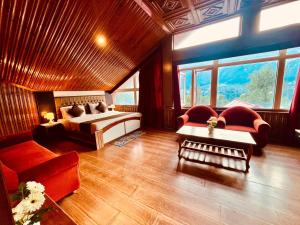 Voodi või voodid majutusasutuse Hotel Outtown Manali - #near mall road #premium rooms #parking #lift #open terrace #cafe #guest preferred toas