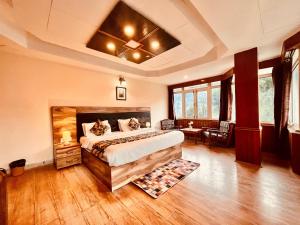 Rúm í herbergi á Hotel Outtown Manali - #near mall road #premium rooms #parking #lift #open terrace #cafe #guest preferred