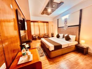 Rúm í herbergi á Hotel Outtown Manali - #near mall road #premium rooms #parking #lift #open terrace #cafe #guest preferred