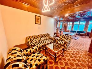 Setusvæði á Hotel Outtown Manali - #near mall road #premium rooms #parking #lift #open terrace #cafe #guest preferred