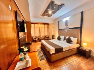 Rúm í herbergi á Hotel Outtown Manali - #near mall road #premium rooms #parking #lift #open terrace #cafe #guest preferred