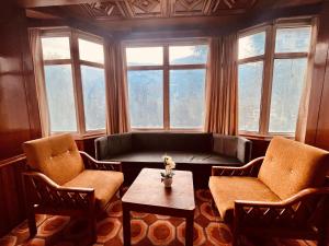 Setusvæði á Hotel Outtown Manali - #near mall road #premium rooms #parking #lift #open terrace #cafe #guest preferred