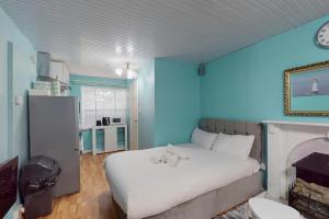 Postel nebo postele na pokoji v ubytování Spacious studio with easy access to the centre