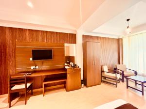 Sjónvarps- og/eða afþreyingartæki á Hotel Outtown Manali - #near mall road #premium rooms #parking #lift #open terrace #cafe #guest preferred