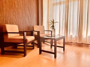 Setusvæði á Hotel Outtown Manali - #near mall road #premium rooms #parking #lift #open terrace #cafe #guest preferred