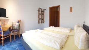 Postel nebo postele na pokoji v ubytování Garni Hotel Adler Post