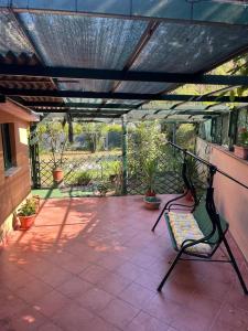 un patio con un banco bajo una pérgola en Casa dell'Orto, en La Spezia 11 fotos más